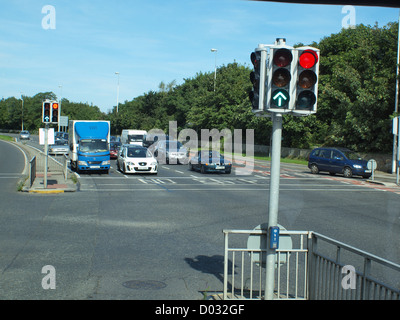 Suburban Verkehrsfluss, stationär an einer Straße Ampelkreuzung in der Stadt Galway im Westen Irlands. Stockfoto