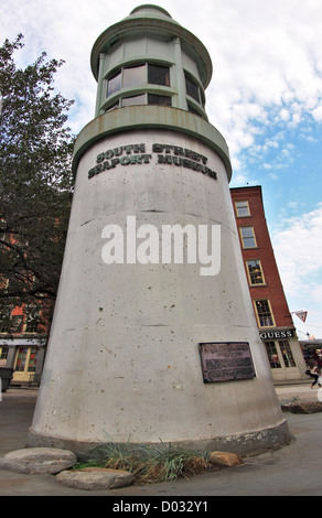 Die Titanic Memorial Leuchtturm am South Street Seaport New York City Stockfoto