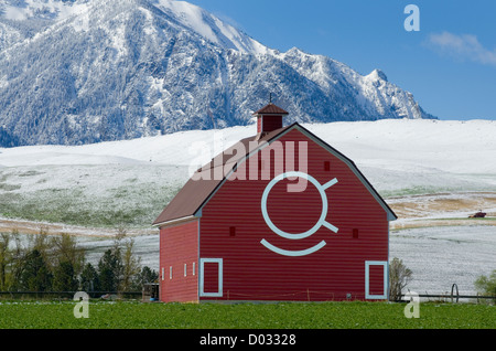 Klassische rote Scheune im Wallowa Valley des nordöstlichen Oregon Stockfoto