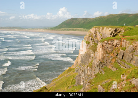 Menschen auf einer Klippe, Wellen, Strand, Rhossili Bucht, Halbinsel Gower, Wales, Vereinigtes Königreich, Europa Stockfoto