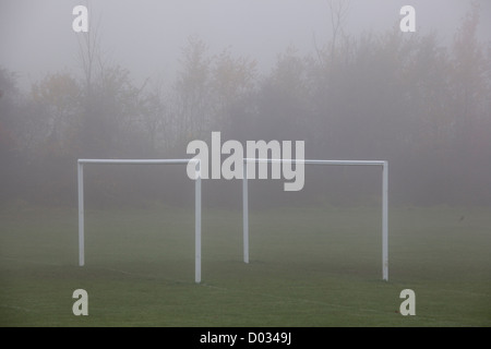 Fußball-Torpfosten im Nebel Stockfoto