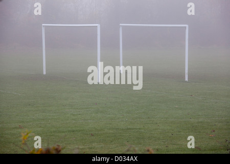 Fußball-Torpfosten im Nebel Stockfoto