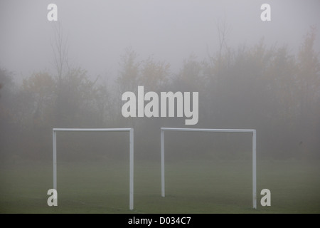 Fußball-Torpfosten im Nebel Stockfoto