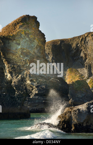 Felsformation, unter Wasser Strand bei Flut, Bedruthan Steps, Küste, Cornwall, England, UK Stockfoto