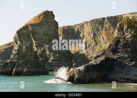 Felsformation, unter Wasser Strand bei Flut, Bedruthan Steps, Küste, Cornwall, England, UK Stockfoto