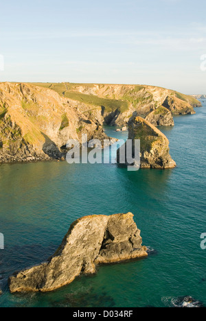 Felsformation, unter Wasser Strand bei Flut, Bedruthan Steps, Küste, Cornwall, England, UK Stockfoto