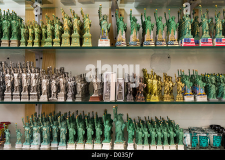 Verschiedene Arten von Kopien der Statue of Liberty in einen Souvenir-Shop in New York Stockfoto