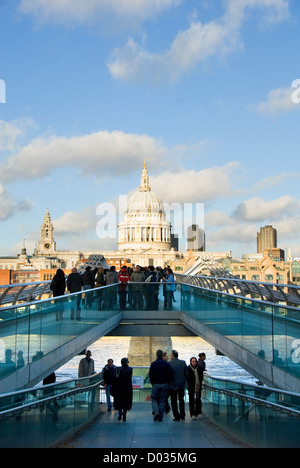 Fußgänger auf Millennium Bridge, St. Pauls Cathedral, London, England, Vereinigtes Königreich, Europa Stockfoto