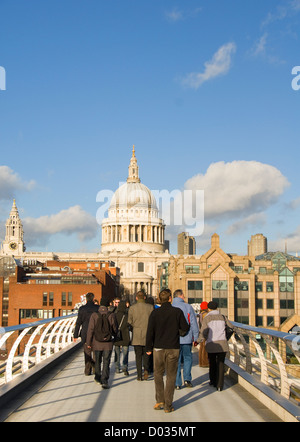 Fußgänger auf Millennium Bridge, St. Pauls Cathedral, London, England, Vereinigtes Königreich, Europa Stockfoto