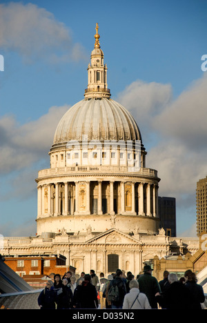 Fußgänger auf Millennium Bridge, St. Pauls Cathedral, London, England, Vereinigtes Königreich, Europa Stockfoto