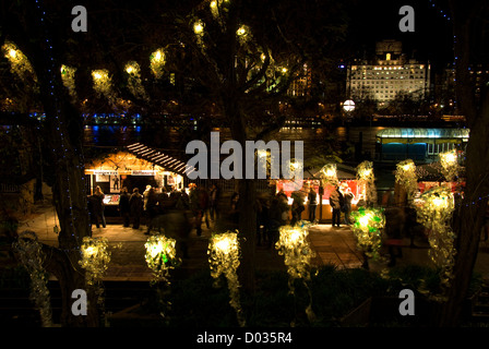 Weihnachtsmarkt, Weihnachtsdekoration, hängend zwischen den Bäumen, South Bank, London, England, Vereinigtes Königreich Stockfoto