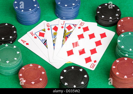 Pokerkarten Straight Flush und viele chips Stockfoto