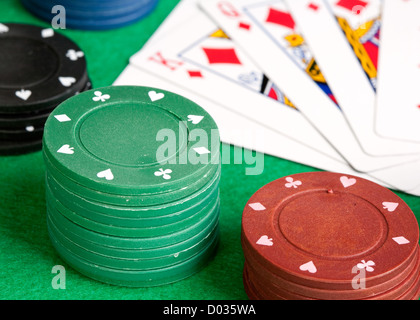 Pokerkarten und gestapelten Chips in vielen Farben Stockfoto