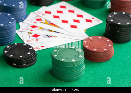 Pokerkarten Straight Flush und viele chips Stockfoto