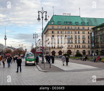 Das Hotel Adlon Kempinski. 5 Sterne Luxushotel unter den Linden 77, Mitte, Berlin, Deutschland.Außenansicht, Fassade & Lampe Stockfoto