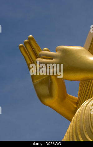 Meditierend Hände der riesigen goldenen Buddha-Statue auf den goldenen Tempel (Rangiri Dambulla Uyanwatta Rajamaha Viharaya), Dambulla, Sri Lanka Stockfoto