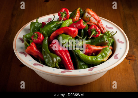 Südwestliche Art Schüssel mit grünen und roten Chilischoten auf einem rustikalen Holz Hintergrund. Stockfoto