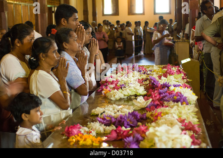 Frauen beten vor dem Hauptschrein, im Tempel der Zahntempel (Sri Dalada Maligawa), Kandy, Sri Lanka Stockfoto