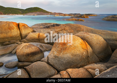 Glühende runde Felsen im William Bay National Park. Stockfoto