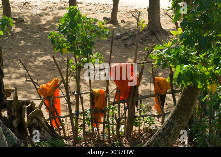 Orangefarbenen Roben der Mönche, die Trocknung auf einen Zaun von einem kleinen Strand, Galle Fort, Galle, Sri Lanka Stockfoto