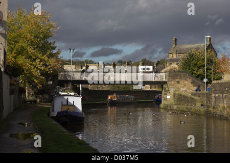 Schmale Boote vertäut am Kanal in Skipton, Yorkshire Stockfoto