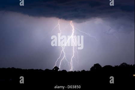 Blitz und Donner am Ende eines warmen Tages in den Niederlanden Stockfoto