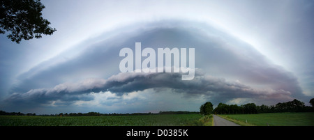 Eine Rolle Wolke rollt vor einer Depression in den Niederlanden am Ende eines warmen Tages bringen Gewitter Stockfoto