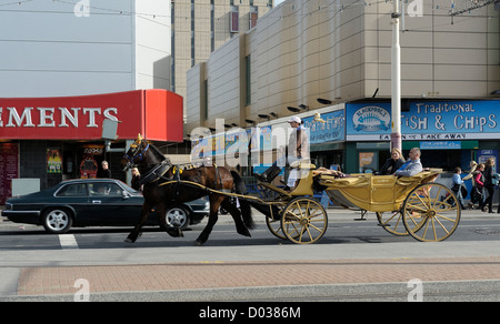 Landauer und Pferd nehmen Urlauber entlang der Strandpromenade Blackpool Lancashire England uk Stockfoto