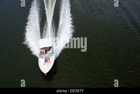 Ein Schnellboot, eine Menge von Wellen an einem Fluss Stockfoto