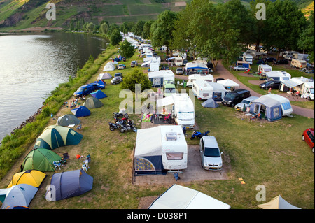 Camping am Ufer der Mosel in Deutschland Stockfoto