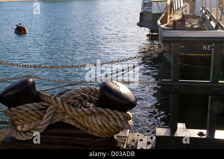 Detail der Poller und Seile Boot in San Francisco, Kalifornien Stockfoto