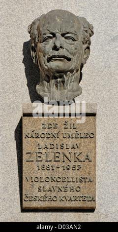 Prag, Tschechische Republik. Gedenktafel und Bronze-Büste: Ladislav Zelenka (1881-1957, Cellist) bei Mostecká 14 Stockfoto