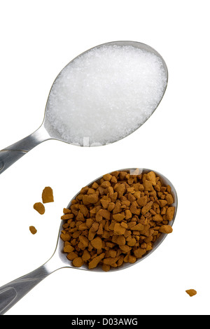 Nahaufnahme von zwei Teelöffel instant-Kaffee und Zucker isoliert auf weißem Hintergrund. Stockfoto