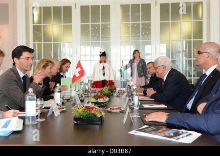 15. November 2012 - Besuch Bern, Bern, Schweiz - Palästinenserpräsident Mahmud Abbas mit Swiss President Eveline Widmer-Schlumpf (R) pose3s im Rahmen einer offiziellen in der Schweiz am 15. November 2012 in Bern. Abbas wird voraussichtlich seine Bewerbung für nichtstaatliche UN-Mitgliedschaft vor der UN-Generalversammlung am 29. November präsentieren (Credit-Bild: © Thaer Ganaim/APA Images/ZUMAPRESS.com) Stockfoto