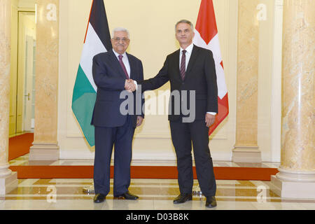 15. November 2012 - Bern, Bern, Swasiland - palästinensischen Präsidenten Mahmud Abbas (L) stellt mit Swiss Foreign Minister Didier Burkhalter (R) bei seiner Ankunft zu einem offiziellen Besuch in der Schweiz am 15. November 2012 in Bern. Abbas wird voraussichtlich seine Bewerbung für nichtstaatliche UN-Mitgliedschaft vor der UN-Generalversammlung am 29. November präsentieren (Credit-Bild: © Thaer Ganaim/APA Images/ZUMAPRESS.com) Stockfoto