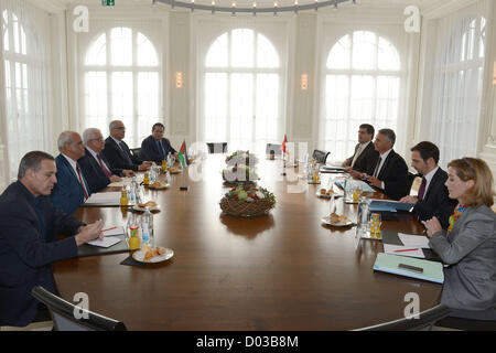 15. November 2012 - Bern, trifft Bern, Swasiland - palästinensischen Präsidenten Mahmud Abbas (CL) mit Schweizer Minister für auswärtige Angelegenheiten Didier Burkhalter (CR) bei seiner Ankunft zu einem offiziellen Besuch in die Schweiz am 15. November 2012 in Bern. Abbas wird voraussichtlich seine Bewerbung für nichtstaatliche UN-Mitgliedschaft vor der UN-Generalversammlung am 29. November präsentieren (Credit-Bild: © Thaer Ganaim/APA Images/ZUMAPRESS.com) Stockfoto