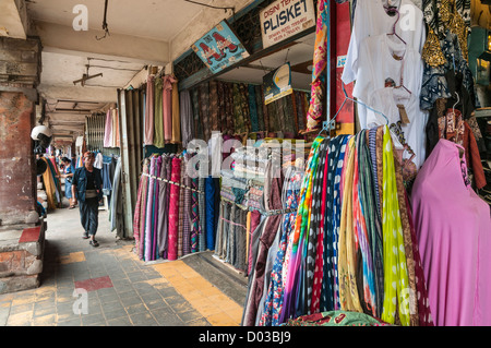 Geschäfte in traditionellen Textilien im südlichen Sulawesi Street, Denpasar, Bali, Indonesien zu tun. Stockfoto