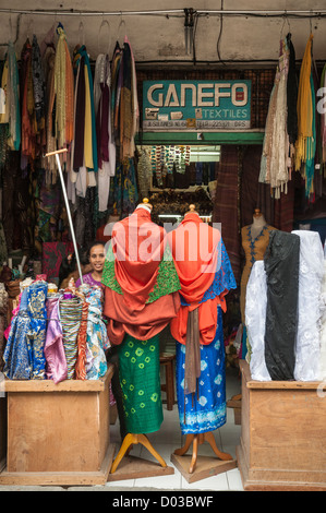 Geschäfte in traditionellen Textilien im südlichen Sulawesi Street, Denpasar, Bali, Indonesien zu tun. Stockfoto