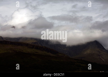 Wolken über Bla Bheinn aus Torrin Broadford Isle Of Skye Schottland brüten Stockfoto