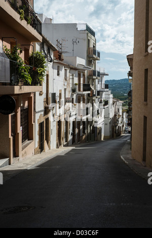 Eine typische schmale wohnen Straße in der Altstadt von Javea, Spanien. Stockfoto