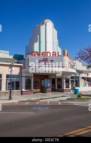 Das Art-Deco-Kino in Avenal, Kalifornien, einen gut erhaltenen Exterieur und Festzelt. Stockfoto