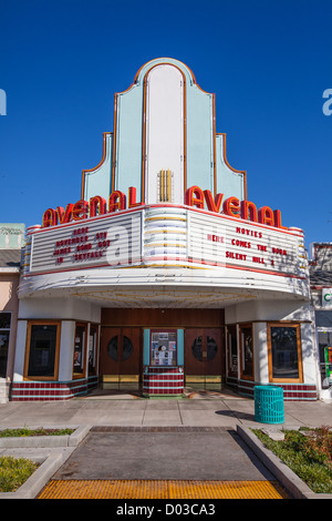 Das Art-Deco-Kino in Avenal, Kalifornien, einen gut erhaltenen Exterieur und Festzelt. Stockfoto