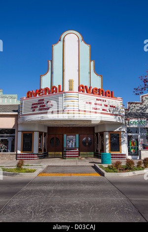 Das Art-Deco-Kino in Avenal, Kalifornien, einen gut erhaltenen Exterieur und Festzelt. Stockfoto