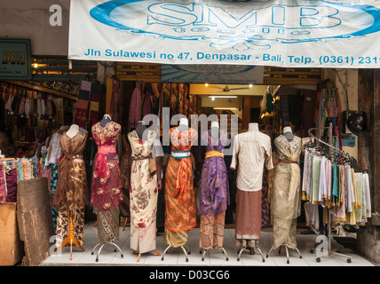 Geschäfte in traditionellen Textilien im südlichen Sulawesi Street, Denpasar, Bali, Indonesien zu tun. Stockfoto