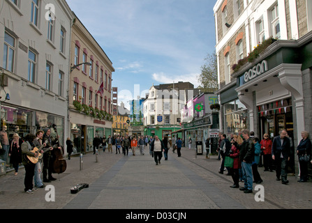 Straßenmusiker spielen in Fußgängerzone Straße Galway County Galway Irland Stockfoto