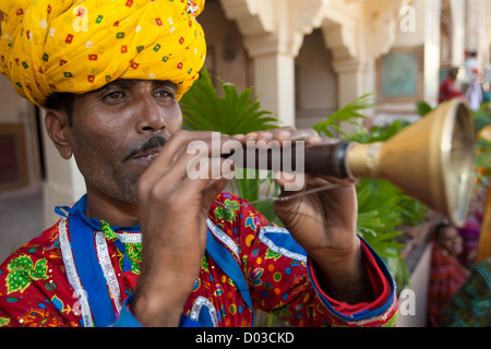 Männliche Schauspieler in Turban spielt Horn Amber Fort in Jaipur Rajasthan Indien Stockfoto