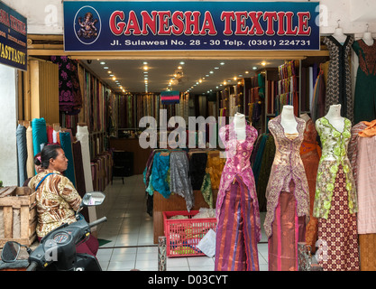 Geschäfte in traditionellen Textilien im südlichen Sulawesi Street, Denpasar, Bali, Indonesien zu tun. Stockfoto