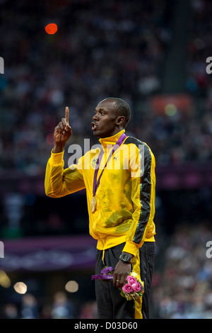 Usain Bolt (JAM) mit seiner Goldmedaille für den Sieg der Männer 100m t He Olympischen Sommerspiele 2012 in London Stockfoto