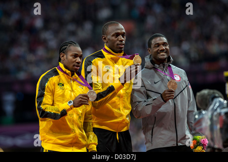 Usain Bolt (JAM) mit seiner Goldmedaille für den Sieg der Männer 100m mit Yohan Blake (JAM) - Silber und Justin Gatlin (USA) - Bronze Stockfoto