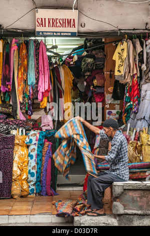 Geschäfte in traditionellen Textilien im südlichen Sulawesi Street, Denpasar, Bali, Indonesien zu tun. Stockfoto